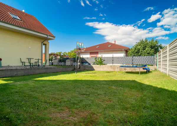 Na predaj rodinný dom s garážou v tichej časti Serede