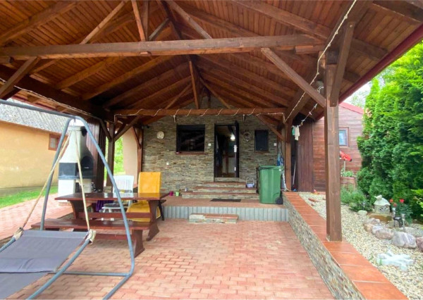 Na prenájom priestranná chatka v Čake