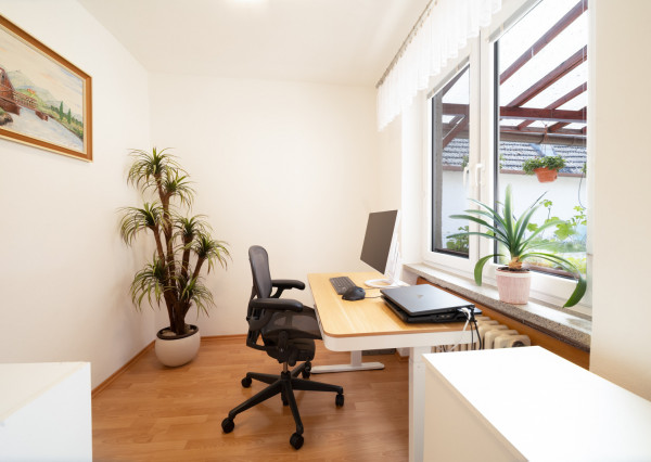 REZERVOVANÉ: Na predaj priestranný dom s veľkým pozemkom v Pobedime