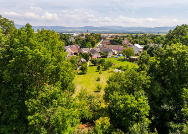 REZERVOVANÉ: Na predaj priestranný dom s veľkým pozemkom v Pobedime