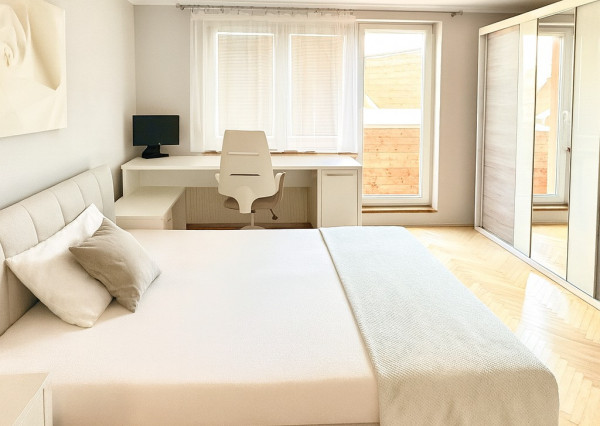 Na predaj kompletne zariadený 3-izbový byt v Rakovej