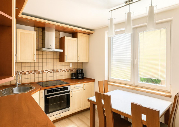 Na predaj kompletne zariadený 3-izbový byt v Rakovej