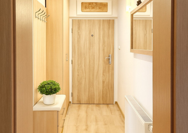 Na predaj kompletne zariadený 3-izbový byt v Rakovej