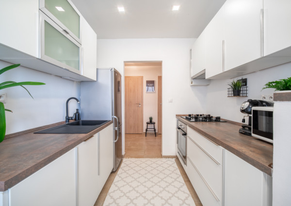 REZERVOVANÉ: Na predaj 2-izbový byt s balkónom a pivnicou v pokojnej časti obce Veľké Leváre