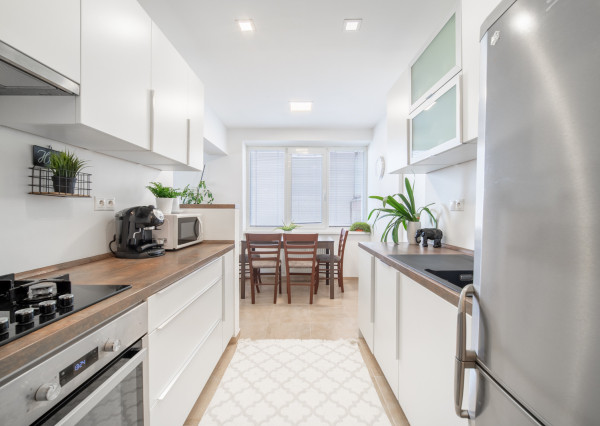 REZERVOVANÉ: Na predaj 2-izbový byt s balkónom a pivnicou v pokojnej časti obce Veľké Leváre