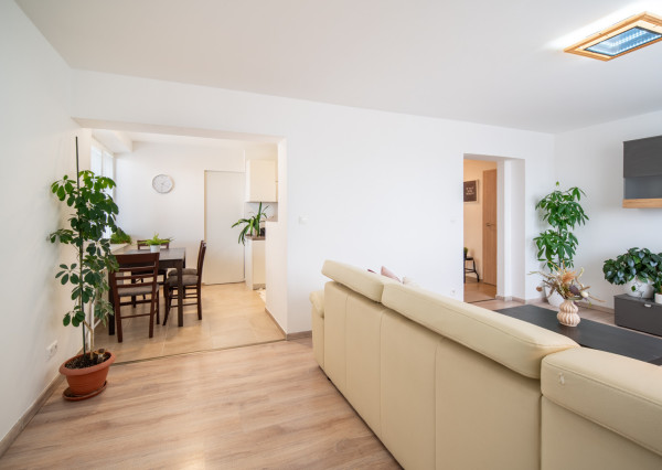 REZERVOVANÉ: Na predaj 2-izbový byt s balkónom a pivnicou v pokojnej časti obce Veľké Leváre