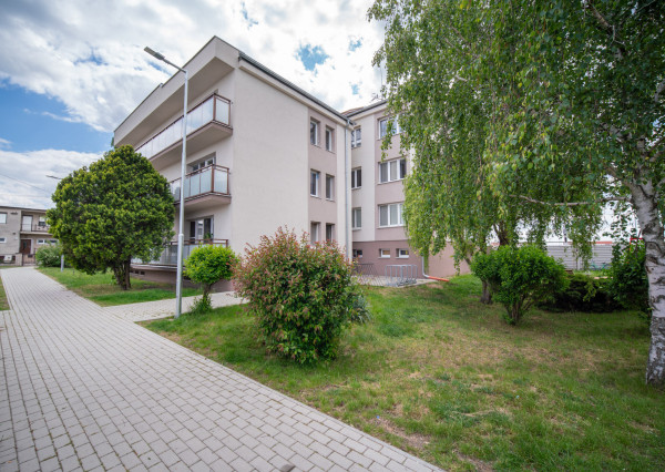 REZERVOVANÉ: Na predaj 2-izbový byt s balkónom a pivnicou v pokojnej časti obce Veľké Leváre