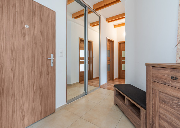 Na prenájom kompletne zariadený 4-izbový podkrovný byt v Ivanke pri Dunaji