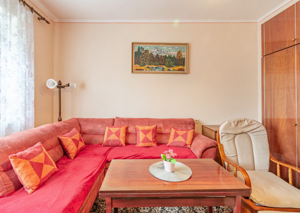 Na predaj priestranný 3-izbový rodinný dom s terasou v Šoporni