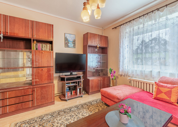 Na predaj priestranný 3-izbový rodinný dom s terasou v Šoporni