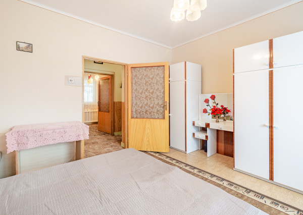 Na predaj priestranný 3-izbový rodinný dom s terasou v Šoporni