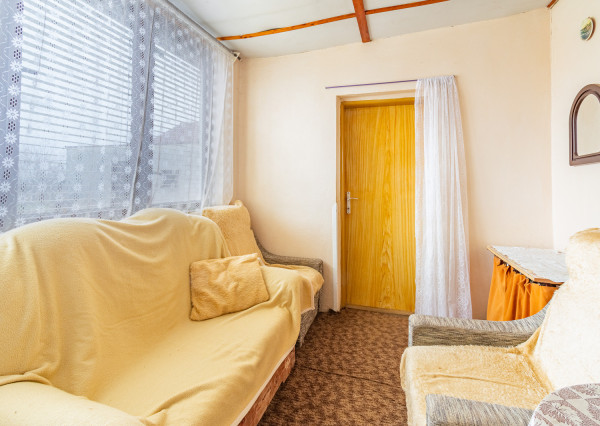 Na predaj priestranný 3-izbový rodinný dom s terasou v Šoporni