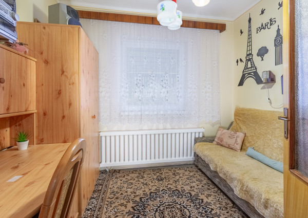 Na predaj priestranný 3-izbový rodinný dom s terasou v Šoporni