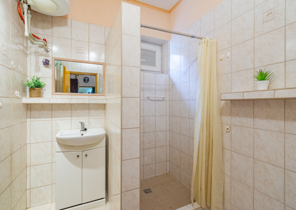 Na predaj priestranný 3-izbový rodinný dom s terasou v Šoporni