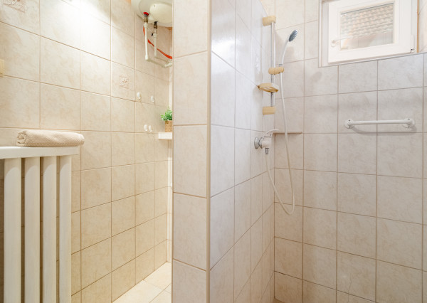 Na predaj priestranný 3-izbový rodinný dom s terasou v Šoporni