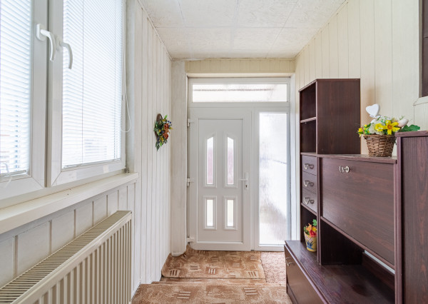 Na predaj priestranný 3-izbový rodinný dom s terasou v Šoporni