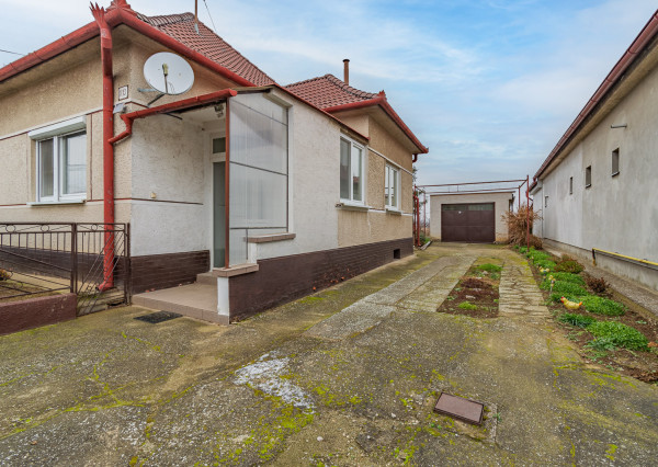 Na predaj priestranný 3-izbový rodinný dom s terasou v Šoporni