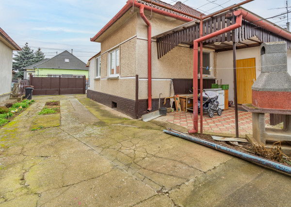 Na predaj priestranný 3-izbový rodinný dom s terasou v Šoporni