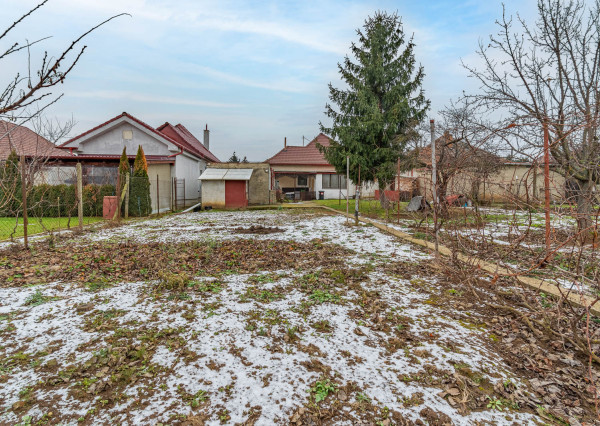 Na predaj priestranný 3-izbový rodinný dom s terasou v Šoporni