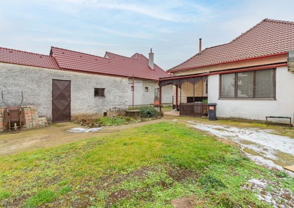 Na predaj priestranný 3-izbový rodinný dom s terasou v Šoporni