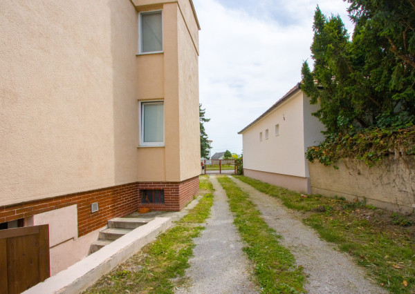 Na predaj dvojdom s rozľahlým pozemkom v centre obce Zlaté Klasy