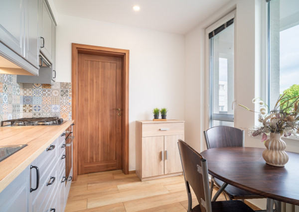 Na predaj priestranný 3-izbový byt s veľkou loggiou v Rači