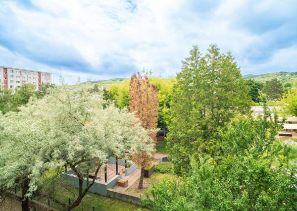 Na predaj priestranný 3-izbový byt s veľkou loggiou v Rači