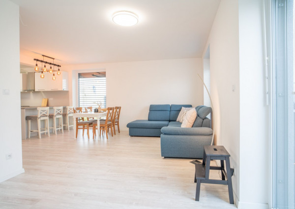 Na prenájom kompletne zariadený 4-izbový byt s benefitmi rodinného domu v Rovinke