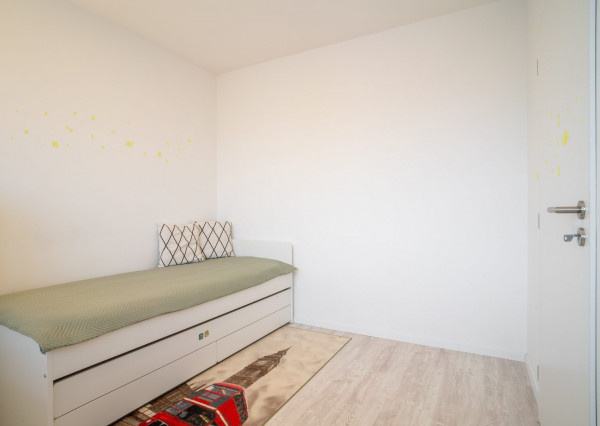 Na prenájom kompletne zariadený 4-izbový byt s benefitmi rodinného domu v Rovinke