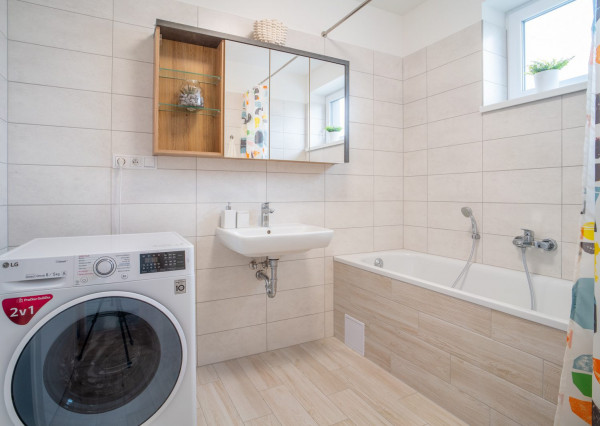 Na prenájom kompletne zariadený 4-izbový byt s benefitmi rodinného domu v Rovinke