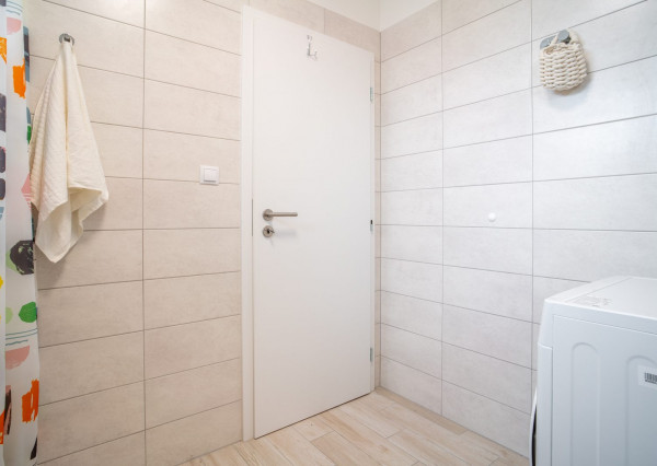 Na prenájom kompletne zariadený 4-izbový byt s benefitmi rodinného domu v Rovinke