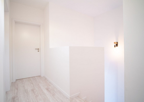 Na prenájom kompletne zariadený 4-izbový byt s benefitmi rodinného domu v Rovinke