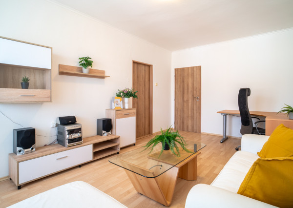 Na prenájom priestranný 3 izbový byt s balkónom v Malackách