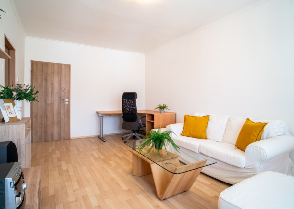 Na prenájom priestranný 3 izbový byt s balkónom v Malackách