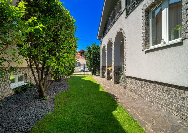 Na predaj rodinný dom s bazénom a saunou v Rohovciach