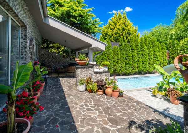 Na predaj rodinný dom s bazénom a saunou v Rohovciach