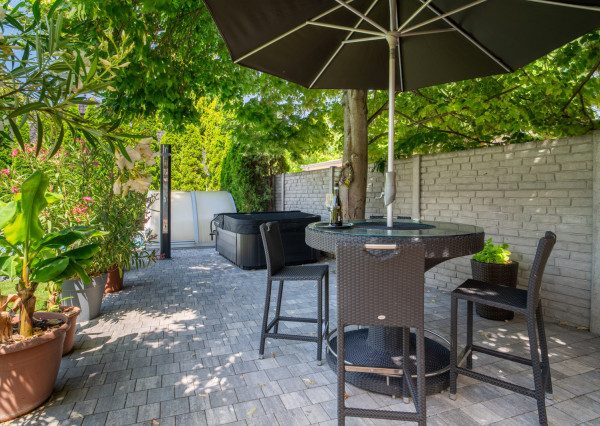 Na predaj rodinný dom s bazénom a saunou v Rohovciach