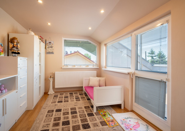 Na predaj rodinný dom s bazénom a saunou v Rohovciach