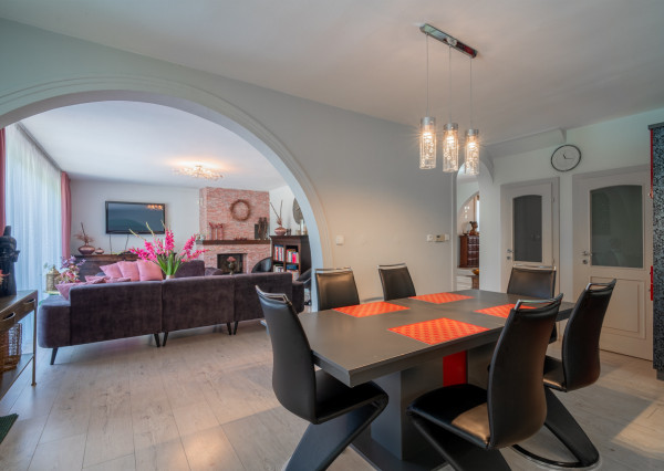 Na predaj rodinný dom s bazénom a saunou v Rohovciach