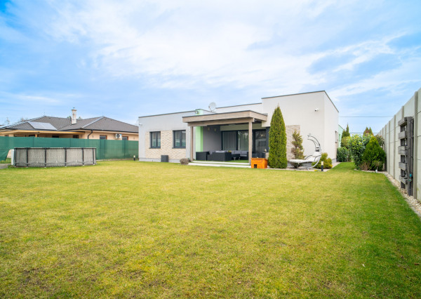 Na predaj priestranný 4-izbový rodinný dom s dvojgarážou v obci Báč