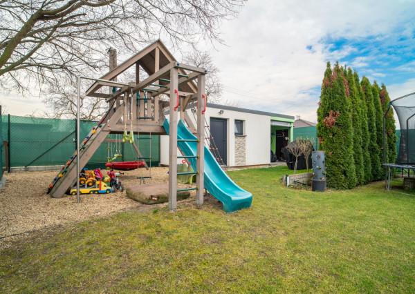 Na predaj priestranný 4-izbový rodinný dom s dvojgarážou v obci Báč