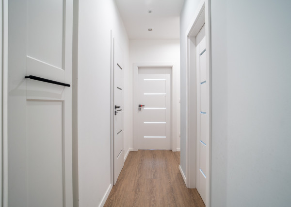 Na predaj priestranný 4-izbový rodinný dom s dvojgarážou v obci Báč