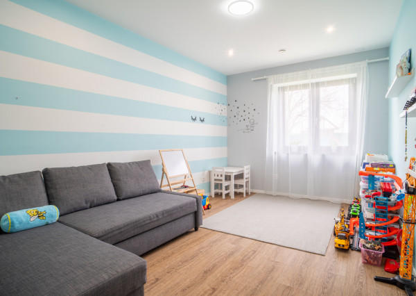 Na predaj priestranný 4-izbový rodinný dom s dvojgarážou v obci Báč