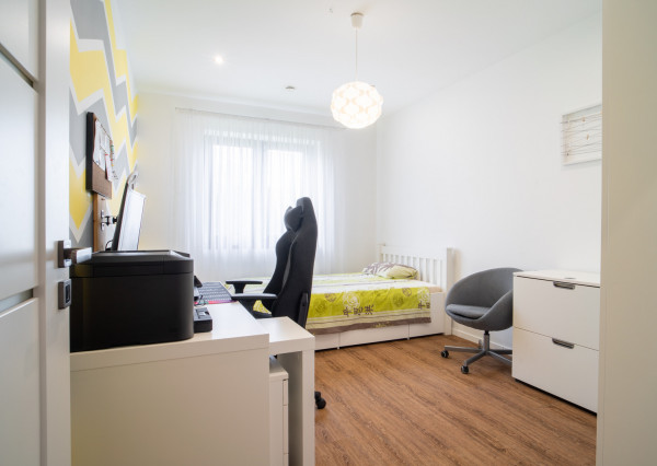 Na predaj priestranný 4-izbový rodinný dom s dvojgarážou v obci Báč