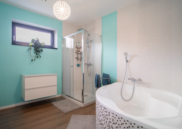 Na predaj priestranný 4-izbový rodinný dom s dvojgarážou v obci Báč