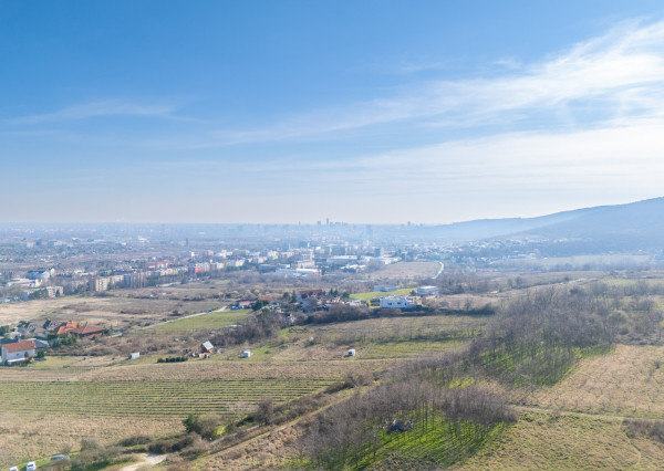 Na predaj perspektívny pozemok v Rači
