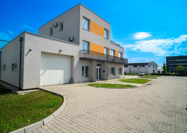 Na prenájom jedno podlažie polyfunkcie na Zavarskej ulici v Trnave