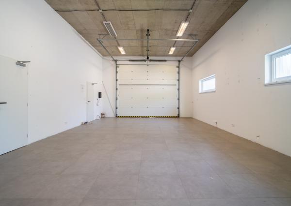 Na prenájom jedno podlažie polyfunkcie na Zavarskej ulici v Trnave