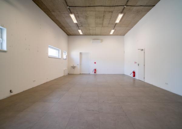 Na prenájom jedno podlažie polyfunkcie na Zavarskej ulici v Trnave