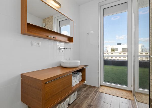 Na prenájom dizajnový 3-izbový byt so 45m2 terasou v Stupave